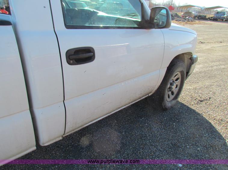 image for item B8854 2006 Chevrolet Silverado 1500 pickup truck