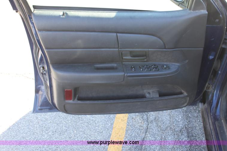 image for item B8908 2004 Ford Crown Victoria Police Interceptor