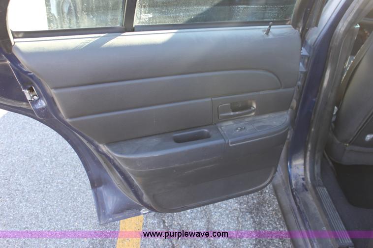 image for item B8908 2004 Ford Crown Victoria Police Interceptor