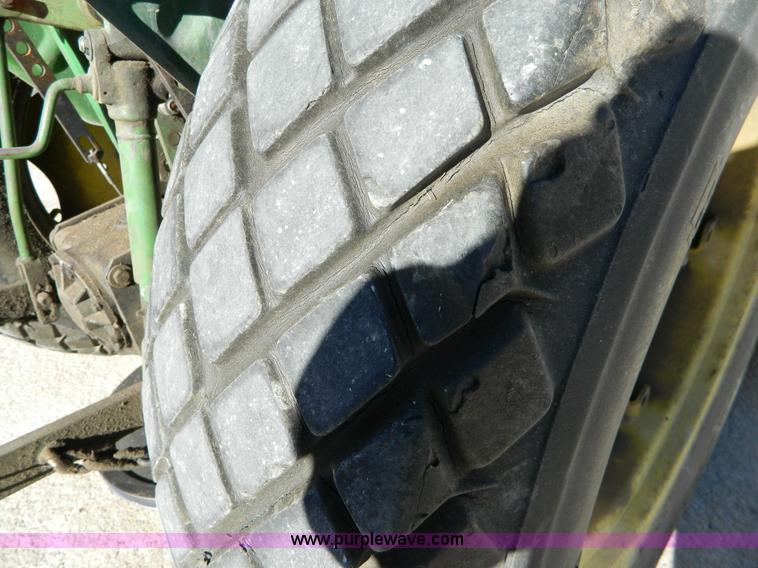 image for item D8695 1979 John Deere 950 tractor