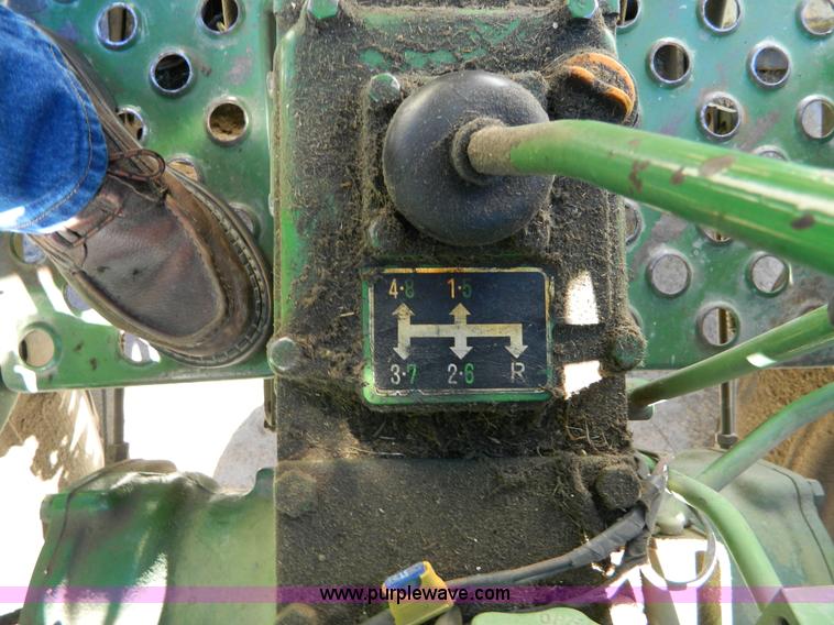 image for item D8695 1979 John Deere 950 tractor