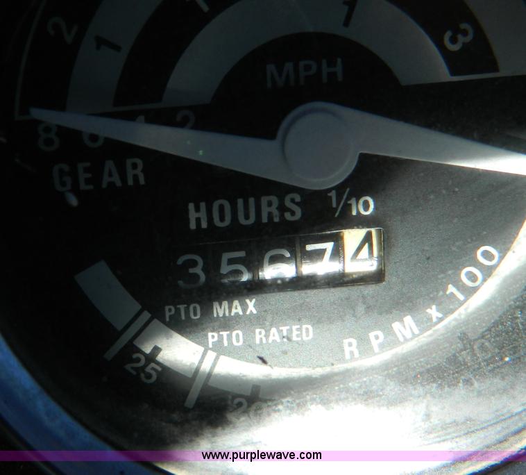 image for item D8695 1979 John Deere 950 tractor