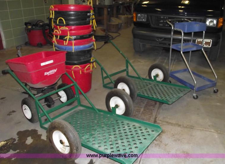 image for item E9518 Assorted outdoor supplies