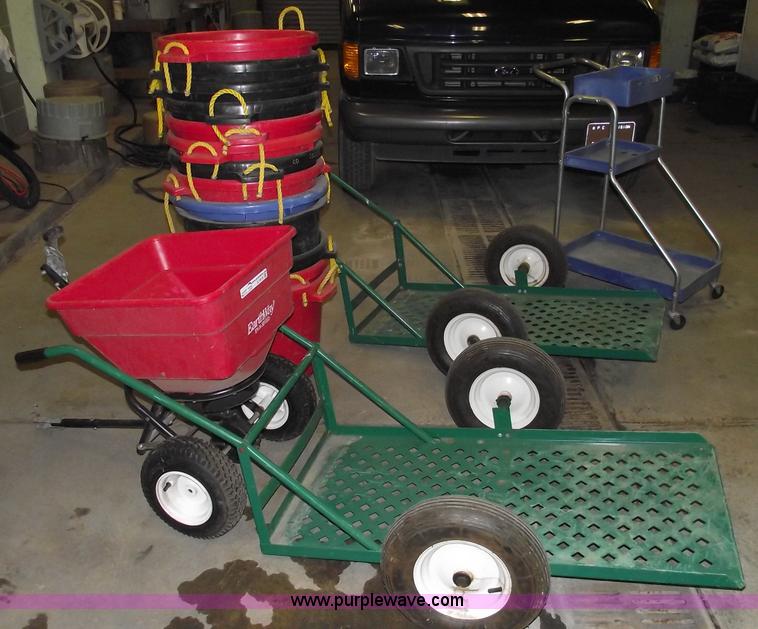 image for item E9518 Assorted outdoor supplies