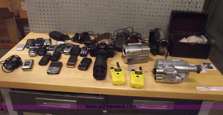 image for item E9526 Assorted electronics and baseball cards