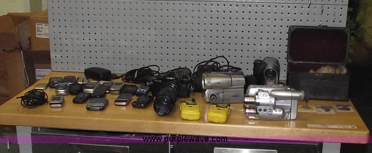 image for item E9526 Assorted electronics and baseball cards