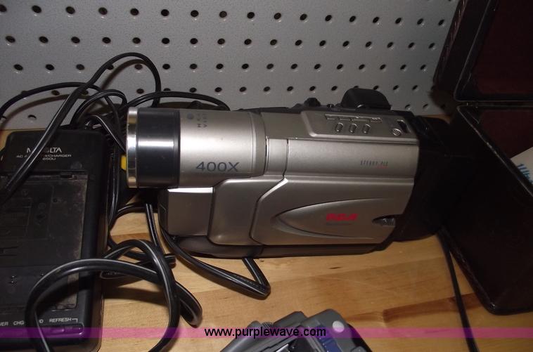 image for item E9526 Assorted electronics and baseball cards