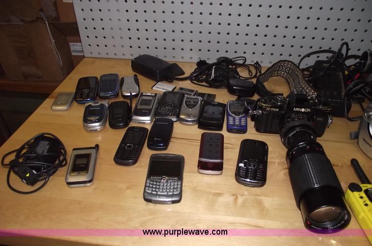 image for item E9526 Assorted electronics and baseball cards