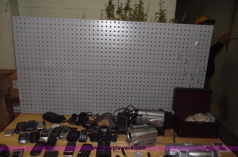 image for item E9526 Assorted electronics and baseball cards