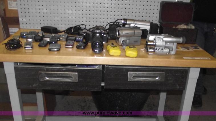 image for item E9526 Assorted electronics and baseball cards