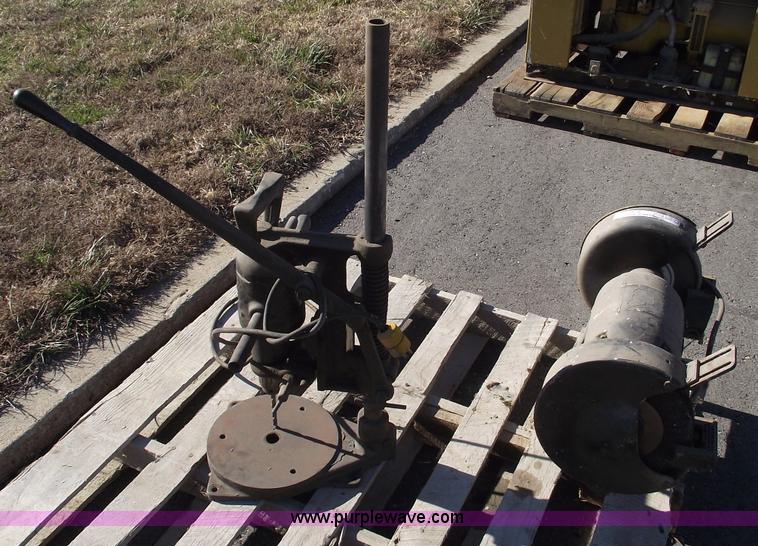 image for item E9537 Black and Decker bench grinder and drill press