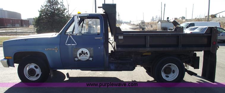image for item E9546 1988 Chevrolet R30 pickup truck with dump bed