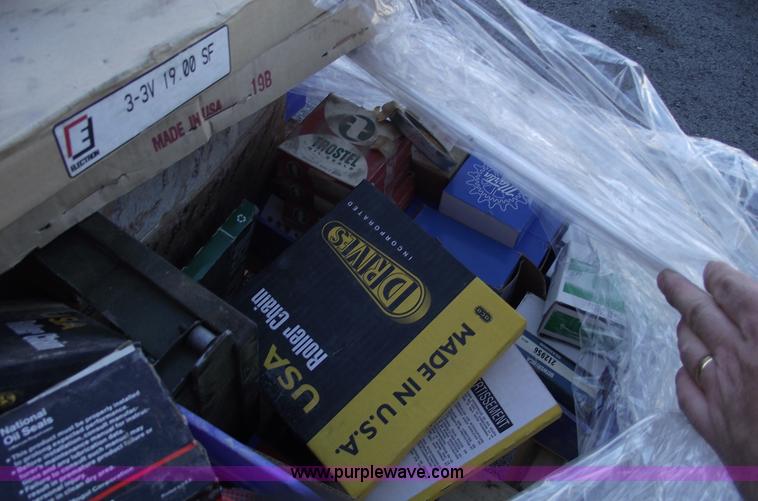 image for item E9547 Pallet of assorted seals, bearings and chains