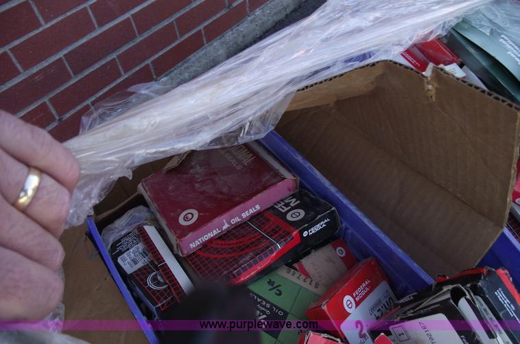 image for item E9547 Pallet of assorted seals, bearings and chains