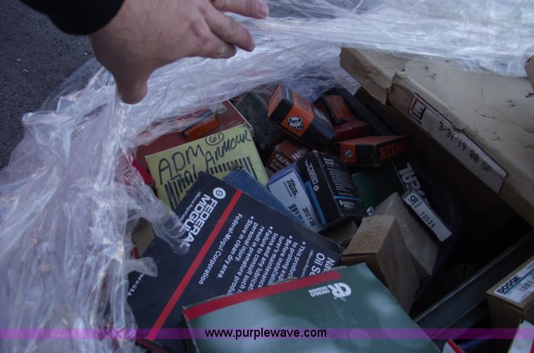 image for item E9547 Pallet of assorted seals, bearings and chains