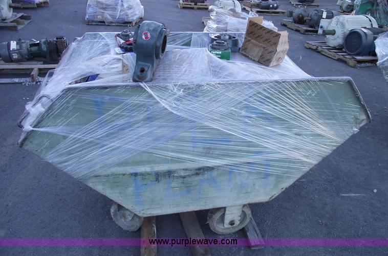 image for item E9566 Rolling dump cart filled with assorted items