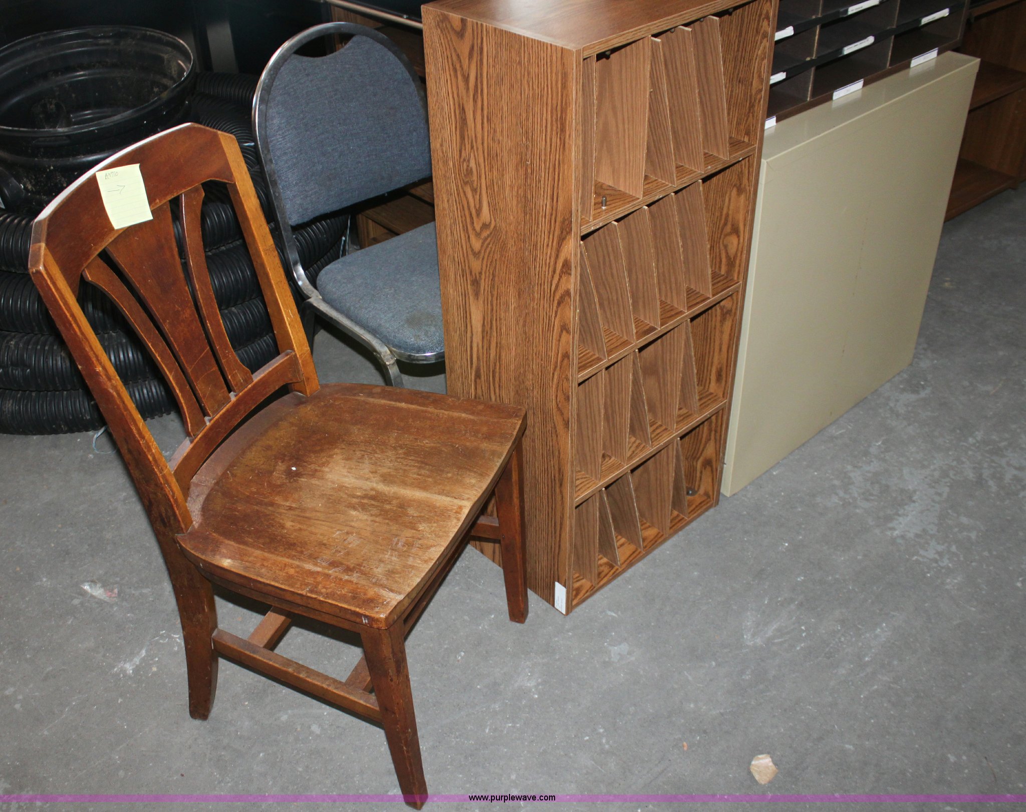 Assorted furniture in Hutchinson, KS Item A9710 sold Purple Wave