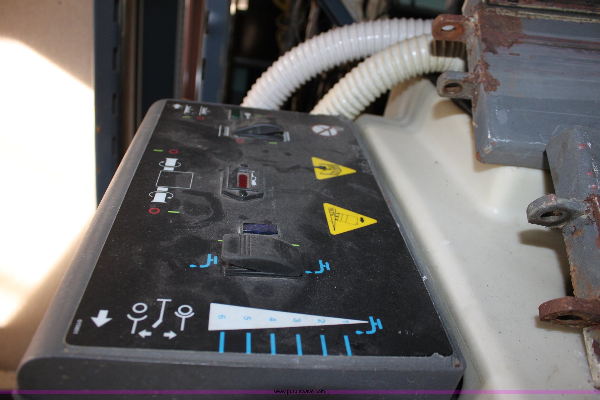 Advance 28LX floor scrubbing machine in McPherson, KS Item B8875 sold