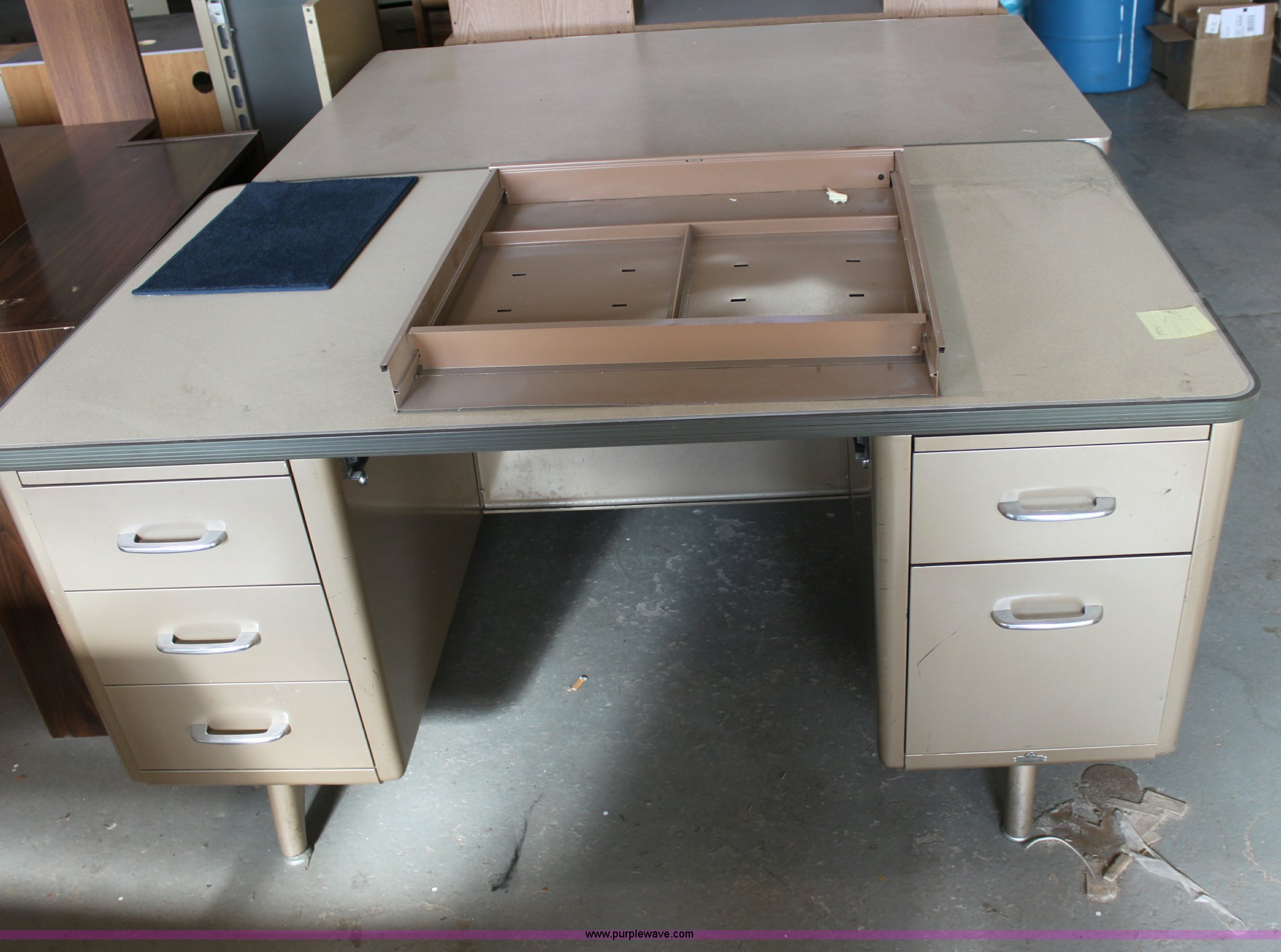 (6) desks in Hutchinson, KS Item F9991 sold Purple Wave