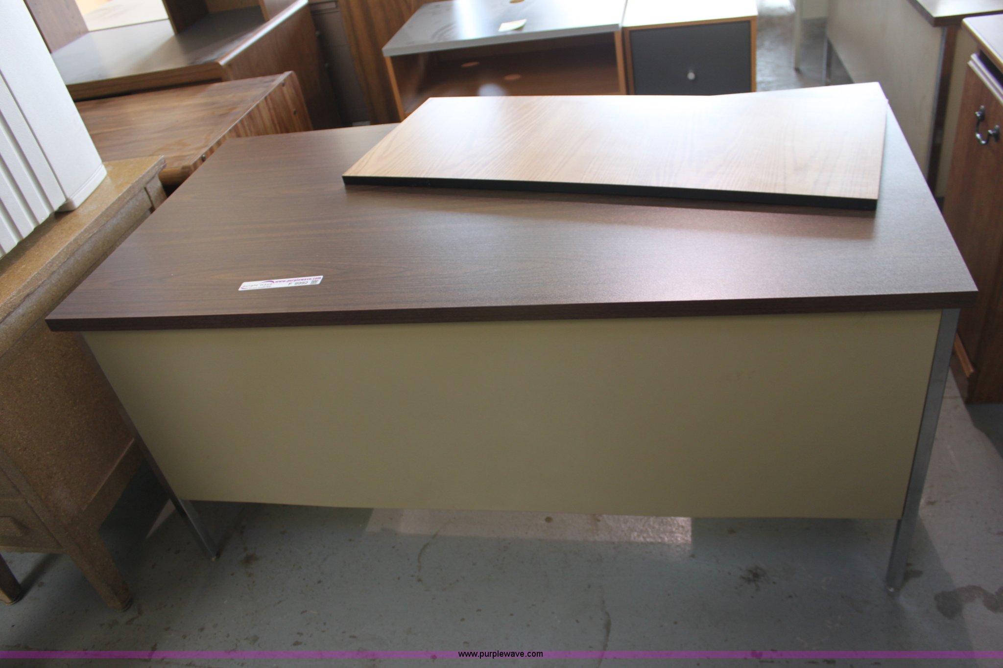 Assorted office furniture in Hutchinson, KS Item F9992 sold Purple Wave