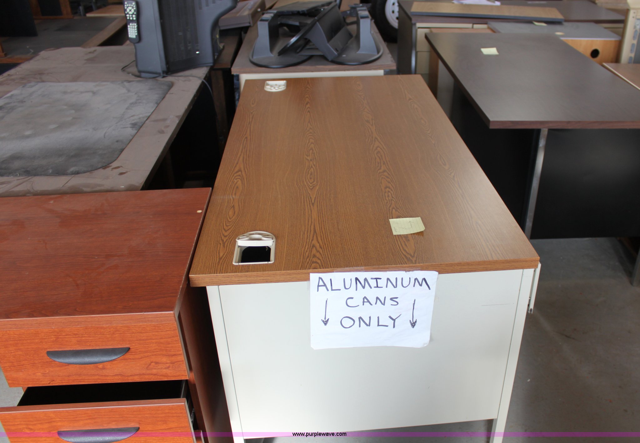 Assorted office furniture in Hutchinson, KS Item F9994 sold Purple Wave