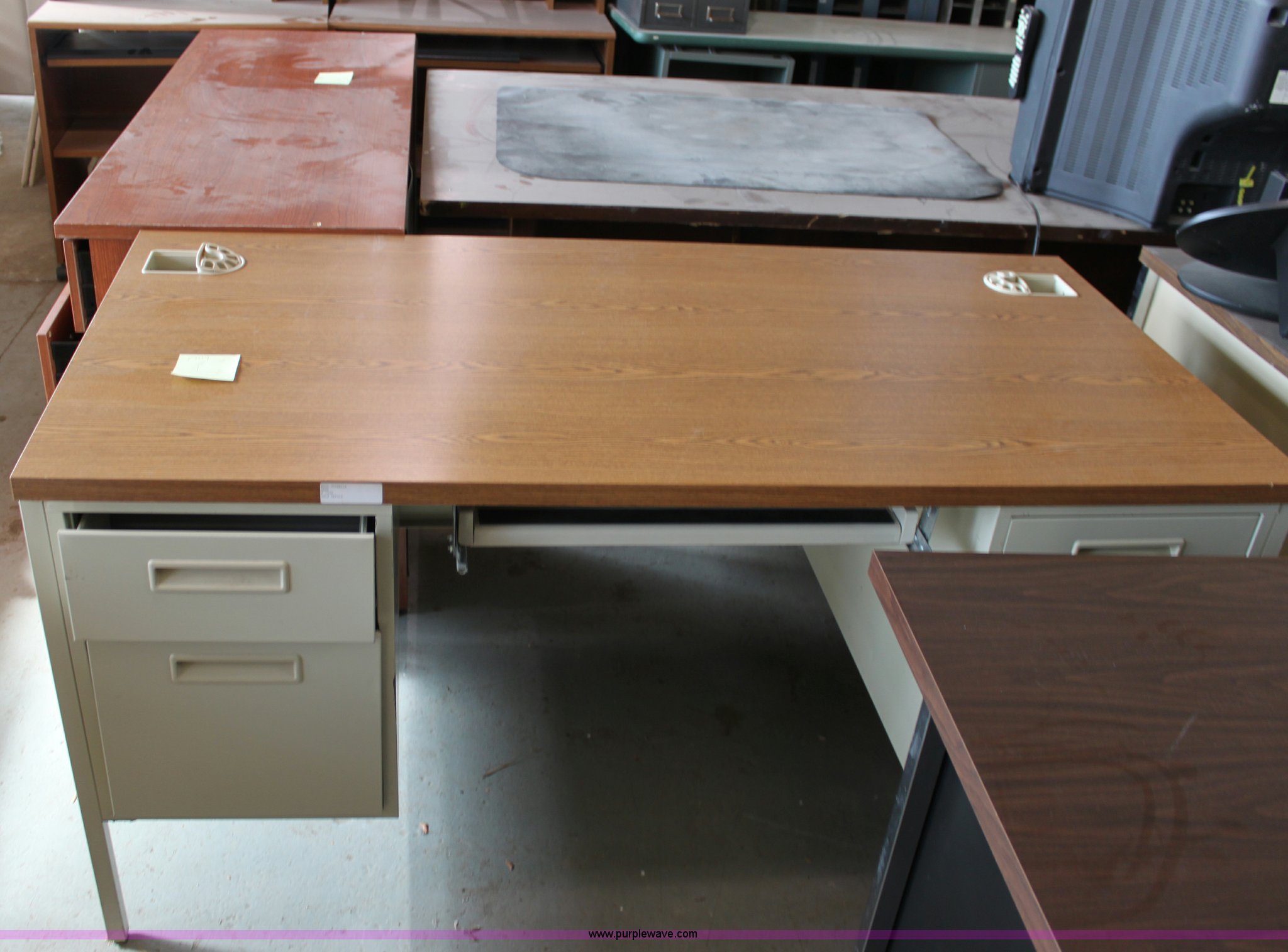 Assorted office furniture in Hutchinson, KS Item F9994 sold Purple Wave