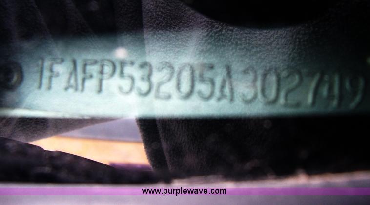 image for item A1804 2005 Ford Taurus SE