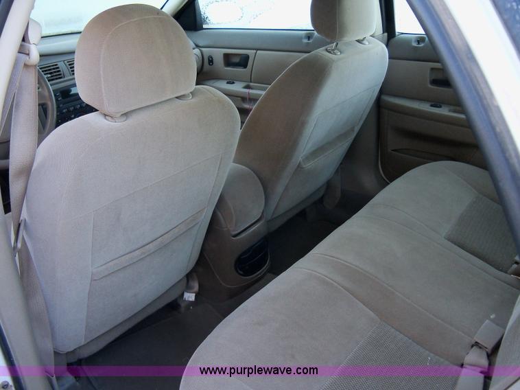 image for item A1804 2005 Ford Taurus SE