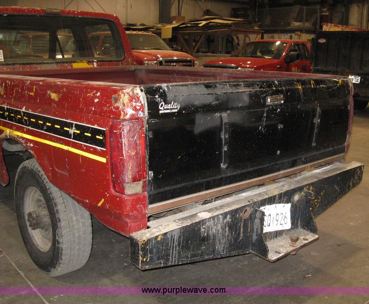 image for item A6029 1991 Ford F350 Custom crew cab pickup truck