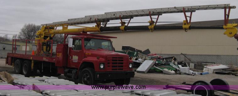 image for item A6030 1984 International 1954 boom truck