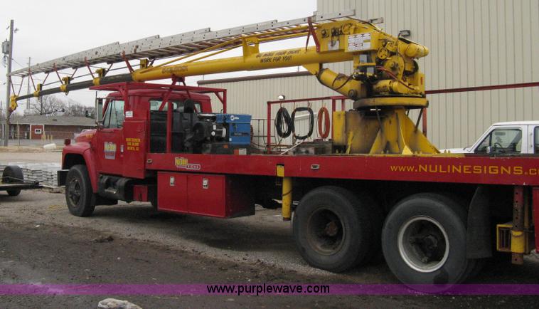 image for item A6030 1984 International 1954 boom truck