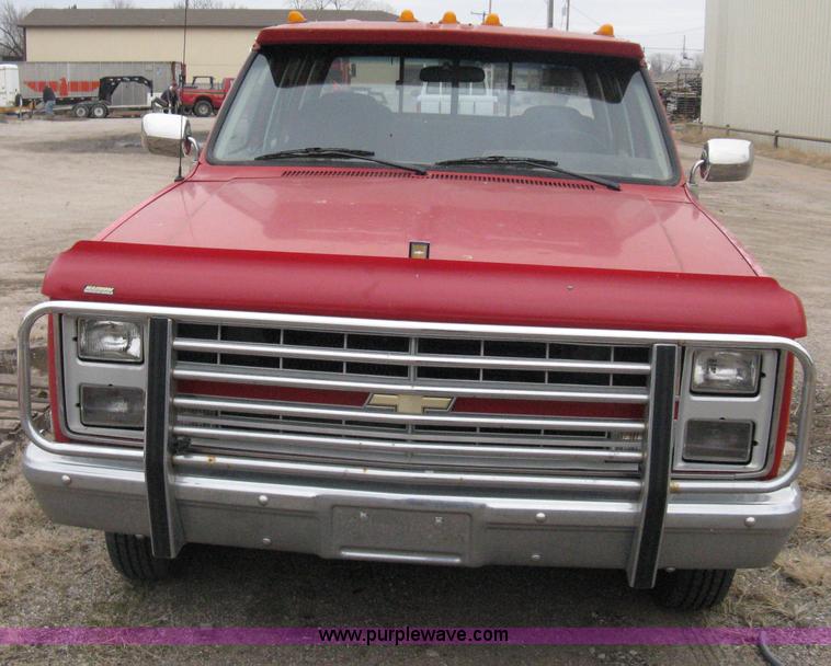 image for item A6033 1988 Chevrolet Silverado R30 crew cab pickup truck
