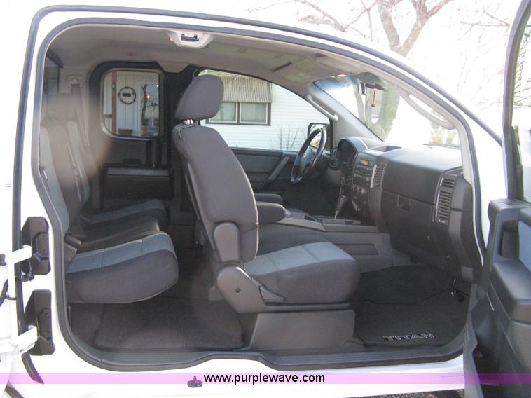 image for item A6040 2005 Nissan Titan SE king cab pickup truck