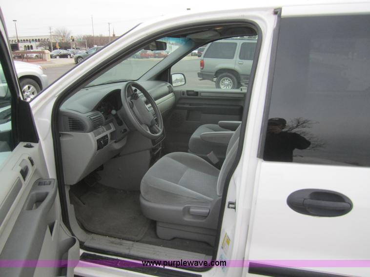 image for item B5608 2007 Ford Freestar SE mini van