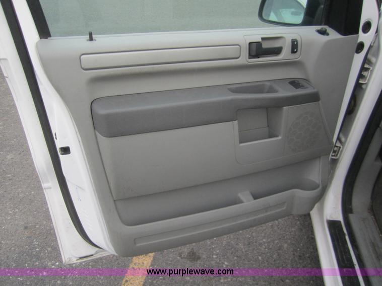 image for item B5608 2007 Ford Freestar SE mini van
