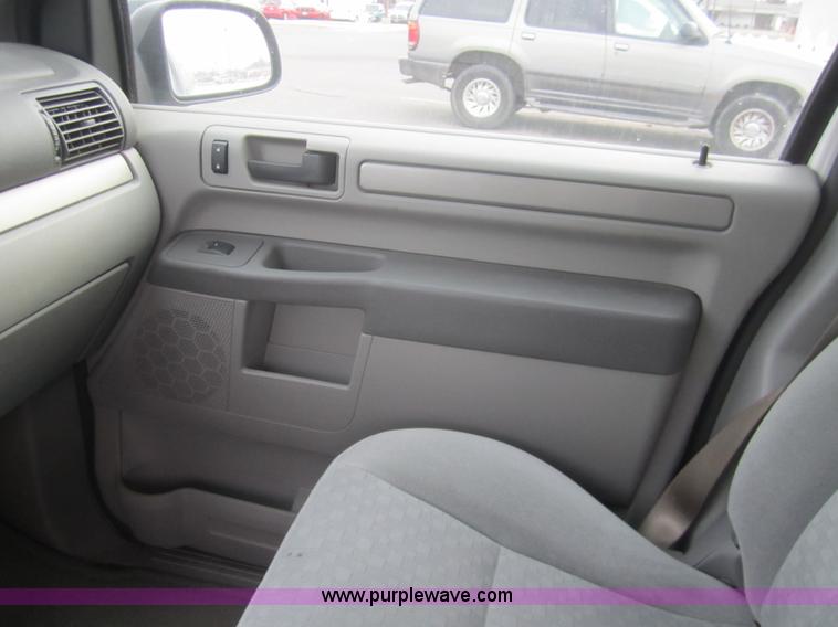 image for item B5608 2007 Ford Freestar SE mini van