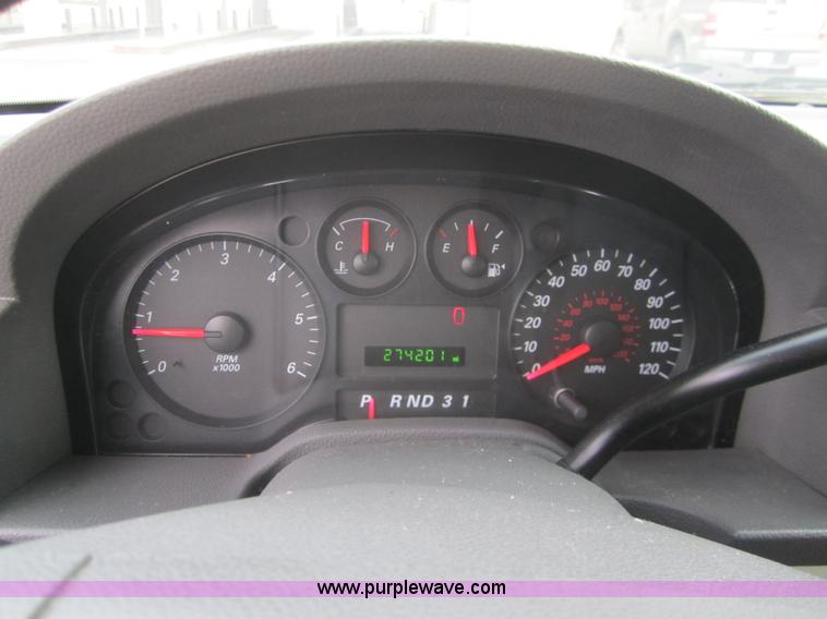 image for item B5608 2007 Ford Freestar SE mini van