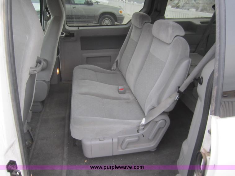 image for item B5608 2007 Ford Freestar SE mini van