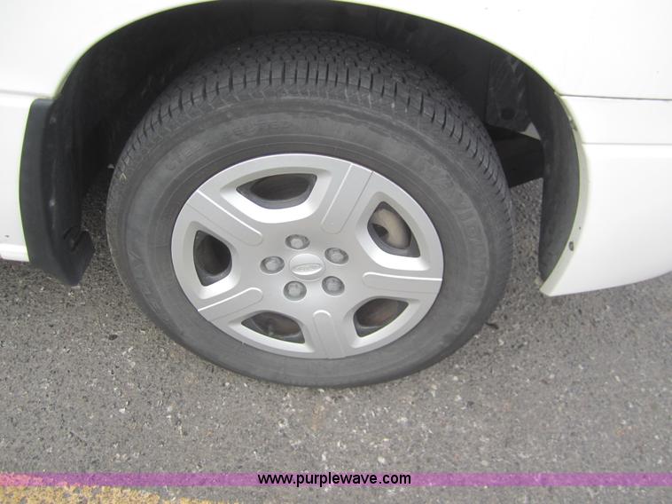 image for item B5608 2007 Ford Freestar SE mini van