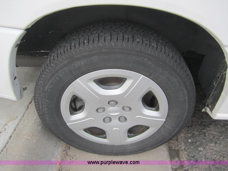 image for item B5608 2007 Ford Freestar SE mini van