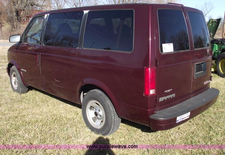 image for item B6049 1996 GMC Safari SLX mini van