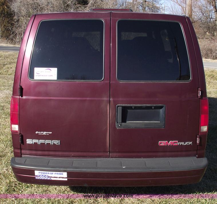 image for item B6049 1996 GMC Safari SLX mini van