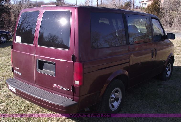 image for item B6049 1996 GMC Safari SLX mini van