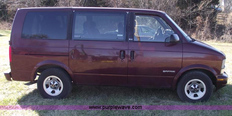 image for item B6049 1996 GMC Safari SLX mini van