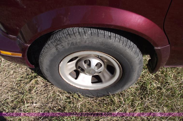 image for item B6049 1996 GMC Safari SLX mini van