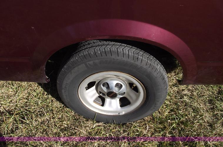 image for item B6049 1996 GMC Safari SLX mini van