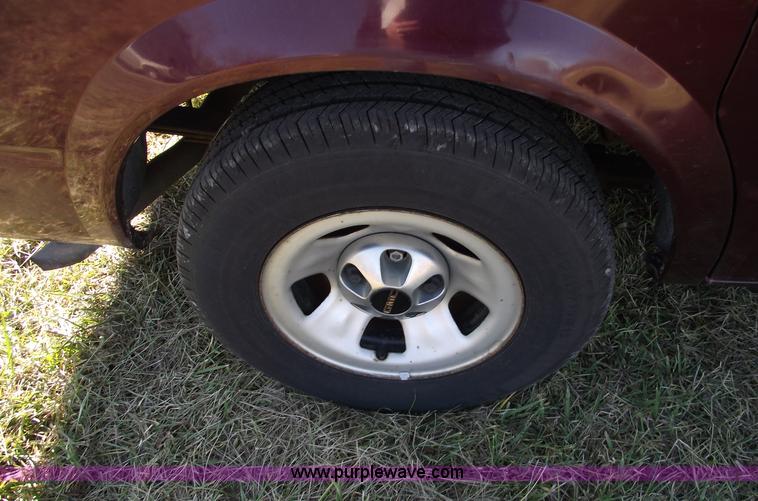 image for item B6049 1996 GMC Safari SLX mini van