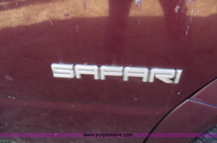 image for item B6049 1996 GMC Safari SLX mini van