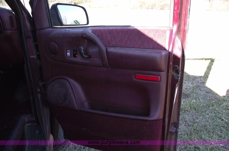 image for item B6049 1996 GMC Safari SLX mini van