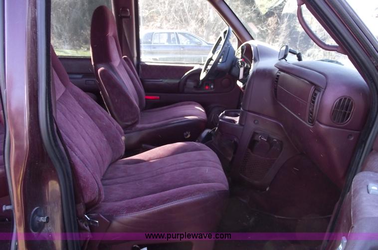 image for item B6049 1996 GMC Safari SLX mini van